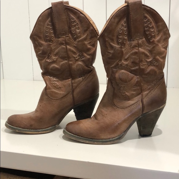 Brown cowgirl boots with heel - Picture 2 of 3